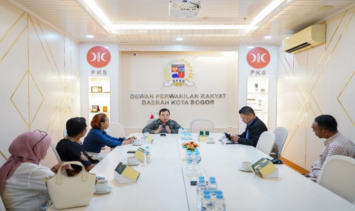 Foto: Ketua DPRD Kota Bogor, Dr. Adityawarman Adil, menerima kunjungan audiensi dari Komunitas Selamatkan Lingkungan Hidup (K-Selingkuh) pada Rabu (18/6/2025), bertempat di ruang rapat Ketua DPRD.