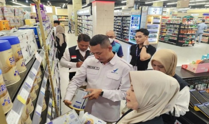 Balai Besar Pengawas Obat dan Makanan (BBPOM) Aceh mengecek produk kemasan yang dijual di toko retail modern. (Foto : Antara/BPOM Aceh)
