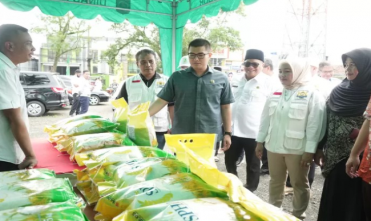 Foto: Pemkab Bogor dan Kadin Kabupaten Bogor menggelar Bazar Pangan Murah di Kecamatan Babakan Madang, Rabu, 19 Maret 2025.