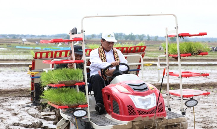 Menteri Pertanian, Andi Amran Sulaiman menggelar tanam padi serentak di Kecamatan Trimurjo, Kabupaten Lampung Tengah, Provinsi Lampung. (Foto : Dok. Kementan)