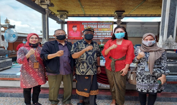 Foto : Penyerahan Bantuan Bawang Merah Kepada Kelompok Tani Subak Bengkel Desa Bengkel, Pande Putu Widya Paramarta.