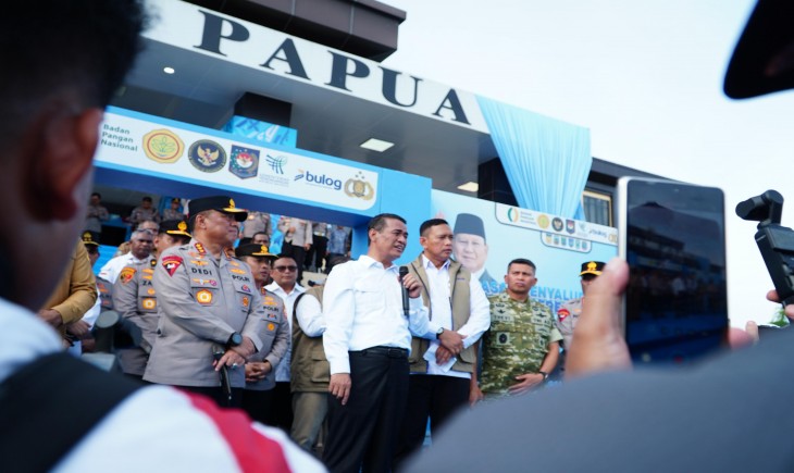 Mentan Amran saat kegiatan penyaluran beras SPHP di Jayapura, Papua, Selasa (9/12/2025). (Foto: dok. Kementan)