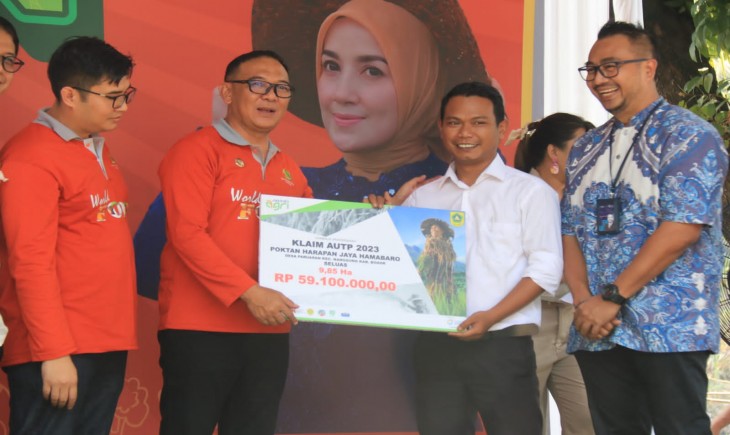 BANTUAN : Petani mendapatkan klaim AUTP dari Pemkab Bogor (Diskominfo Kab Bogor)