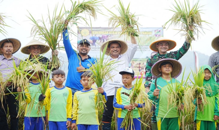 Dirjen Tanaman Pangan, Suwandi memantau langsung program percepatan tanam dan hilirisasi di Desa Pamarican, Kecamatan Bangunsari, Kabupaten Ciamis, Jawa Barat. (Foto: Dok. Kementan)