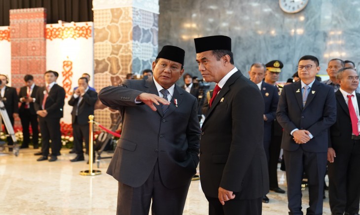 Presiden Terpilih Membisik Mentan Amran di Acara Pelantikan DPR RI. (Foto: Dok. Kementan)
