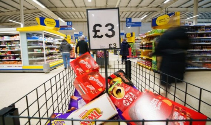 Caption : Sejumlah pembeli mengunjungi sebuah toko swalayan di Manchester, Inggris, pada 22 Maret 2023. (Xinhua/Jon Super)