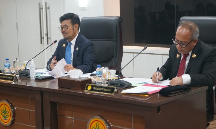 Foto : Mentan Syahrul Yasin Limpo saat melakukan rapat koordinasi bersama pejabat Kementerian Pertanian dan aparatur pemerintah daerah melalui teleconference pada Senin, 22 Mei 2023. 