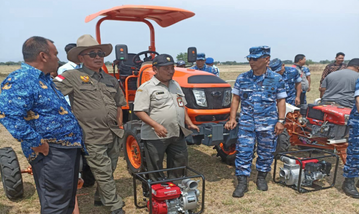 Kementan menyerahkan peralatan pertanian secara simbolis kepada Pangkalan TNI AU Sugiri Sukani. (Foto: Dok. Kementan)