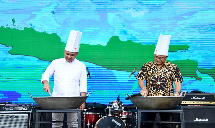 Pj Gubernur Jawa Barat, Bey Machmudin membuka event Pesta Kuliner Jawa Barat 2025 dengan tema ”Sono Ku Rasa, Ku Nikmat” di Gedung Sate, Kota Bandung, Jum'at (31/1/2025). (Foto : Angga Yogaswara / Biro Adpim Jabar)