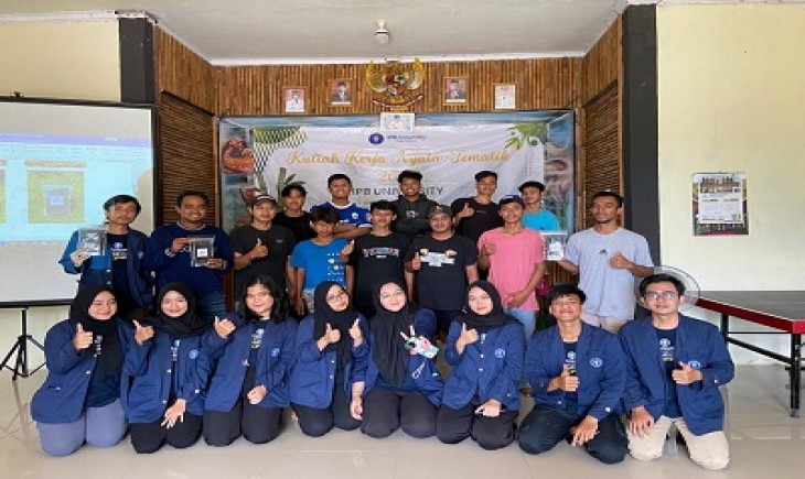 Mahasiswa IPB University melakukan pelatihan pembuatan briket (ipb.ac.id)
