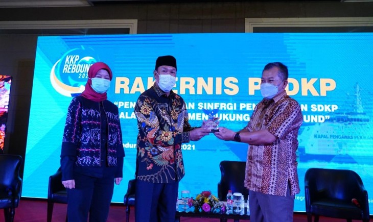 Foto : Kementerian Kelautan dan Perikanan(KKP) memberikan penghargaan kepada para pemberantas destructive fishing. Sumber Foto : kkp.go.id.