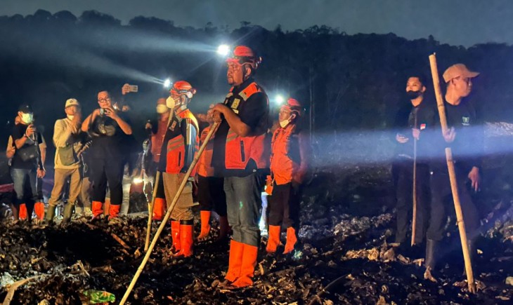 Bupati Bogor Rudy Susmanto kembali turun langsung ke lokasi pada Sabtu (13/9/2026) malam sekitar pukul 23.00 WIB.