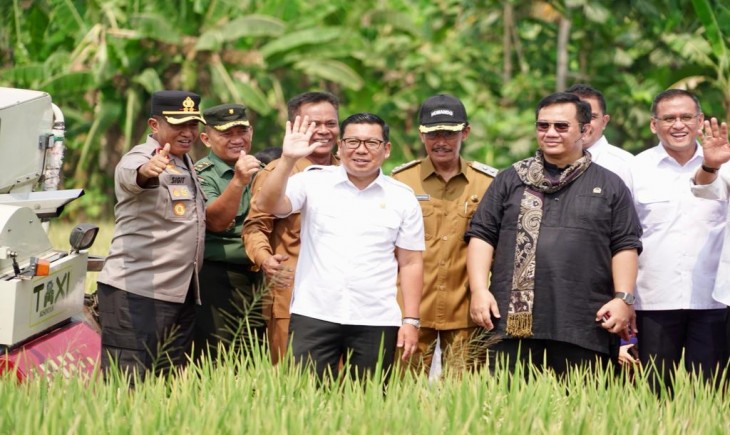 Plt. Menteri Pertanian Arief Prasetyo Adi didampingi Wakil Bupati Sukoharjo Agus Santosa melakukan panen sekaligus tanam padi di Desa Karangwuni Polokarto Kab. Sukoharjo. (Dok. Kementan)