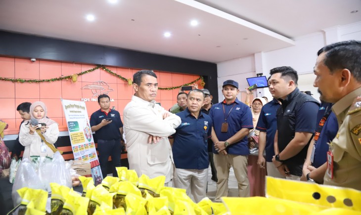 Mentan Amran meninjau langsung operasi pasar pangan murah di PT Pos Banjarbaru guna memastikan stabilitas harga pangan dan ketersediaan pasokan bagi masyarakat. (Foto: Dok. Kementan)