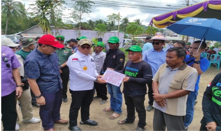 Pj Gubernur Gorontalo Hamka Hendra Noe saat menyerahkan secara simbolis bantuan pertanian kepada para petani di Kabupaten Gorontalo (Gorontaloprov.go.id)