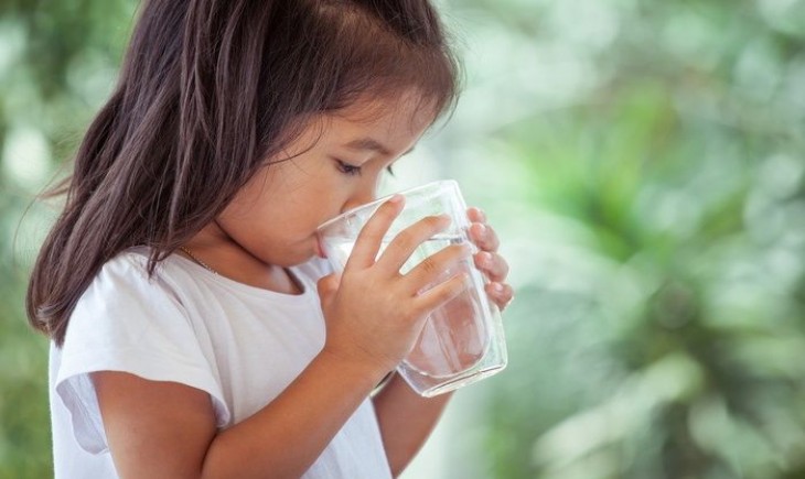 Dampak flourida dalam air minum. (Foto : theasiaparent)