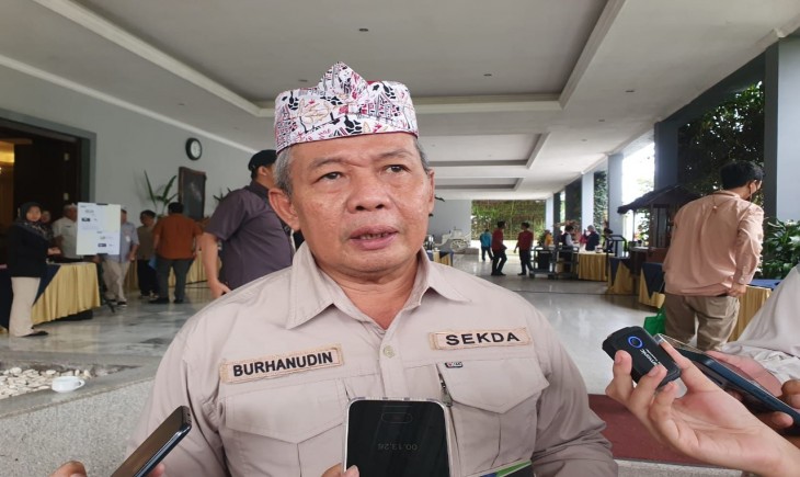 Sekda Kabupaten Bogor Burhanudin saat memberikan penghargaan kepada sejumlah stakeholder yang aktif atasi food waste (Diskominfo Kabupaten Bogor)