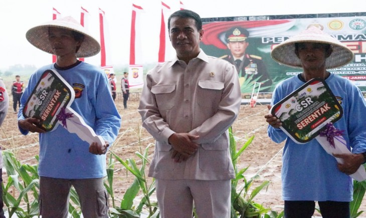 Mentan, Andi Amran Sulaiman memuji inovasi varietas benih jagung dengan produktivitas tinggi yang dihasilkan oleh Kepolisian Daerah Jawa Timur (Kapolda Jatim). (Foto: Dok. Kementan)