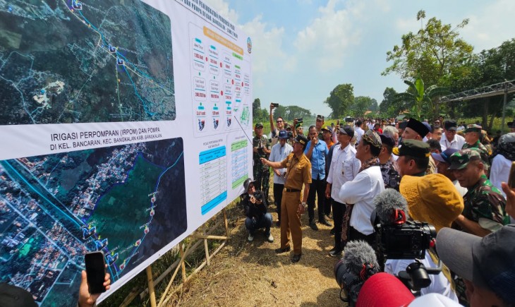 Menteri Amran meninjau beberapa titik pompanisasi di pinggiran sungai Bancaran, melakukan tanam padi dan berdialog dengan petani setempat. (Foto: Dok. Kementan)