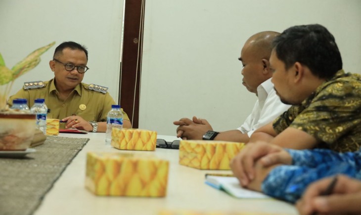 RAPAT : Pj Wali Kota Bekasi Raden Gani Muhammad bersama jajaran BUMD. (Pemkot Bekasi)