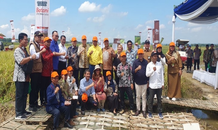 Mentan Amran saat berkunjung ke lokasi pertanaman padi IPB 9G di Kabupaten Lamongan, Jumat 19 April 2024 (Foto: Dok. Kementan).