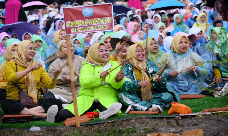 Foto: Riksa Budaya Jawa Barat Kolaborasi Rampak Genteng 2024 di Lapangan Ex Pabrik Gula Jatiwangi, Kabupaten Majalengka, Senin (11/11/2024).