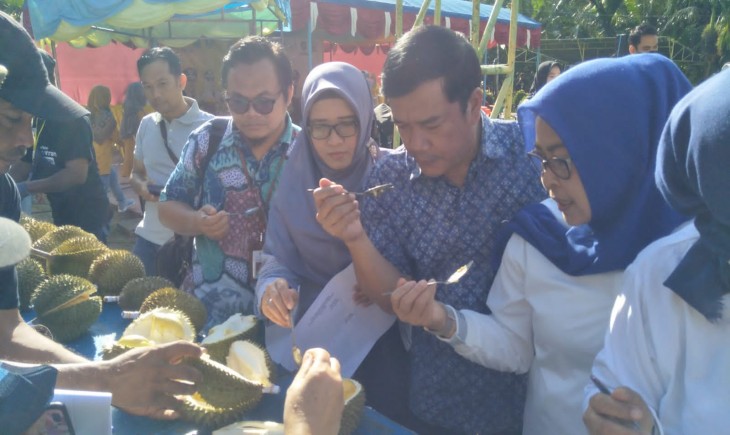 Foto : Kegiatan Gebyar Makan Durian Bantan di Desa Berancah Kecamatan Bantan, Kabupaten Bengkalis, Prov Riau.