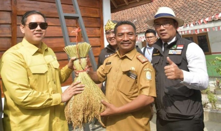 Gubernur Jawa Barat Ridwan Kamil meresmikan Leuit Juara di Cirebon (Pemprov Jabar)