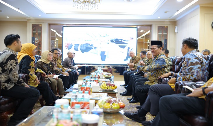 Mentan Amran usai melakukan audiensi dengan Gubernur dan Wakil Gubernur Jatim di Kantor Pusar Kementerian Pertanian (Kementan), Jakarta, (28/11/25). (Foto: dok. Kementan)