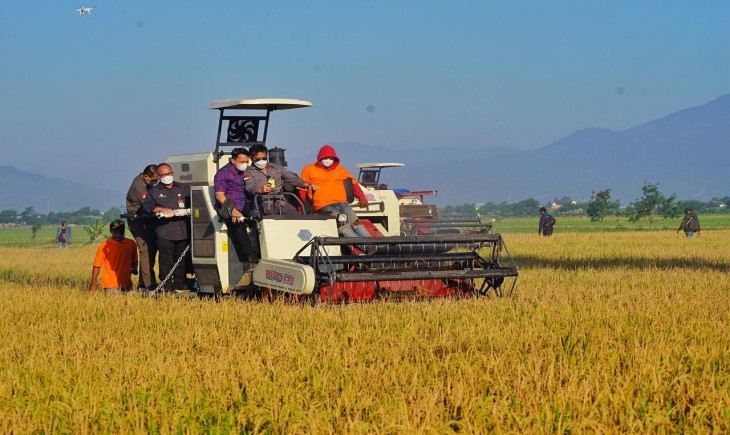 Foto : Bantuan Alat Mesin Pertanian (Alsintan) Kepada 13 Kelompok Petani.
