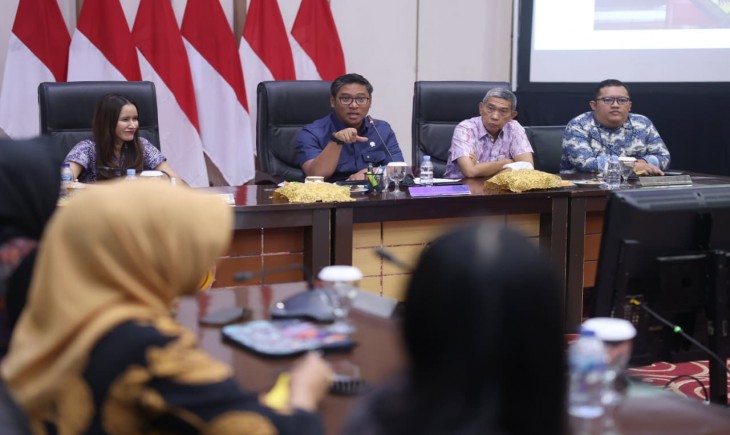 Wamentan saat memberikan arahan kepada para penerima Beasiswa di Kanpus Kementan, Jakarta, Senin (13/10/25). (Foto: dok. Kementan)
