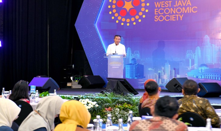 Penjabat Gubernur Jawa Barat Bey Machmudin menutup West Java Economic Society (WJES) 2024, di Gedung Bank Indonesia Perwakilan Jabar, Jalan Braga, Kota Bandung, Senin (18/11/2024). Foto: yogi prayoga dokpim jabar