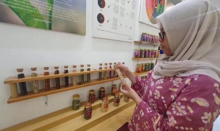 Caption: Sri Wahyuni (Ayu) didalam Studio teh Sila Tea House.