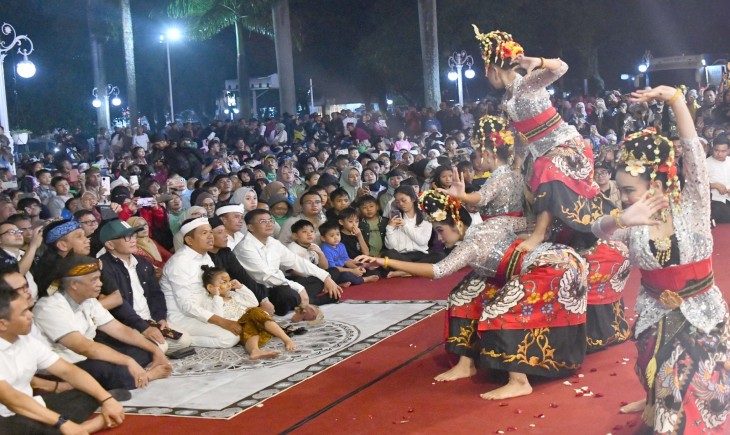 Sekda Jabar mendampingi Gubernur dan Wakil Gubernur menghadiri acara Abdi Nagri Nganjang ka Warga, pergelaran wayang golek di Bale Pakuan Bandung, Kota Bandung, (12/4/2025).(Foto: Yogi Prayoga/Biro Adpim Jabar)