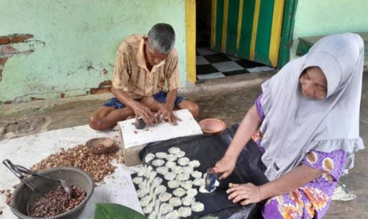 Pasangan suami istri, Zulkarnain (64) dan Martabiba (58), sedang melakukan proses pembuatan keripik emping melinjo (detik.com)