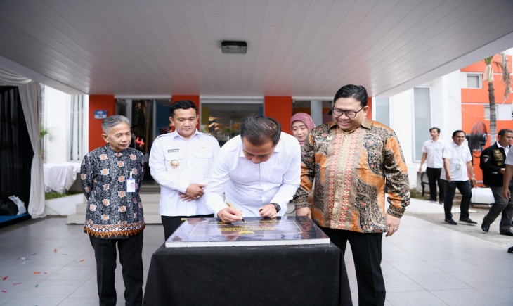 Penjabat Gubernur Jawa Barat Bey Machmudin menghadiri acara Majalengka Yanlik Fest 1.0 sekaligus meresmikan Mal Pelayanan Publik (MPP) di Gedung Mal Pelayanan Publik Majalengka, Kabupaten Majalengka, Rabu 18/12/2024.(Foto: Biro Adpim Jabar)