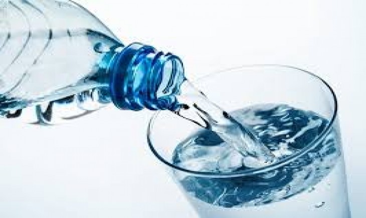 Cara Mudah Menghilangkan Mikroplastik di Air Minum. (Foto : Alodokter)