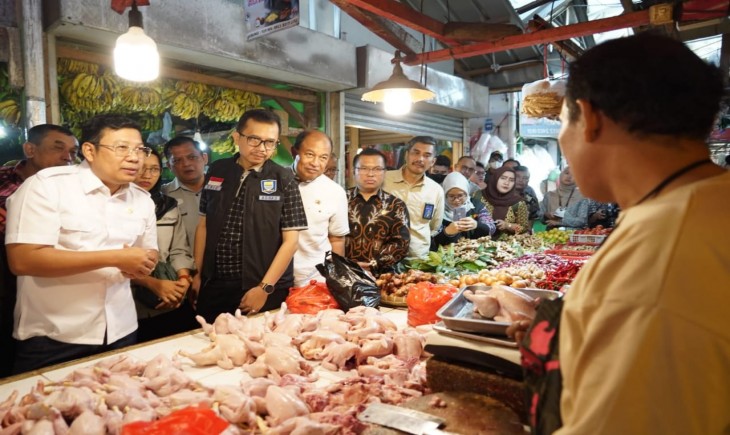 Bapanas dengan stakeholder lainnya melakukan operasi pasar (badanpangan.go.id)