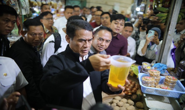 Mentan Amran, kembali turun ke lapangan melakukan sidak guna memastikan ketersediaan dan kualitas bahan pangan, terutama minyak goreng Minyakita. (Foto: Dok. Kementan)