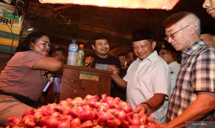 Menteri Dalam Negeri Tito Karnavian saat meninjau harga komoditas pangan di Pasar Induk Tanah Tinggi, Kota Tangerang, Banten, Jumat (4/1/2025). (Foto : ANTARA/HO-Puspen Kemendagri).