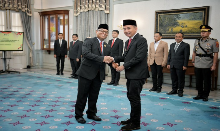 Bey Machmudin mengukuhkan Wahyu sebagai Kepala Kantor Regional (Kanreg) III Badan Kepegawaian Negara (BKN) Bandung yang baru, di Gedung Negara Pakuan, Kota Bandung, Rabu (11/12/2024). (Foto: Dok. humas Jabar)