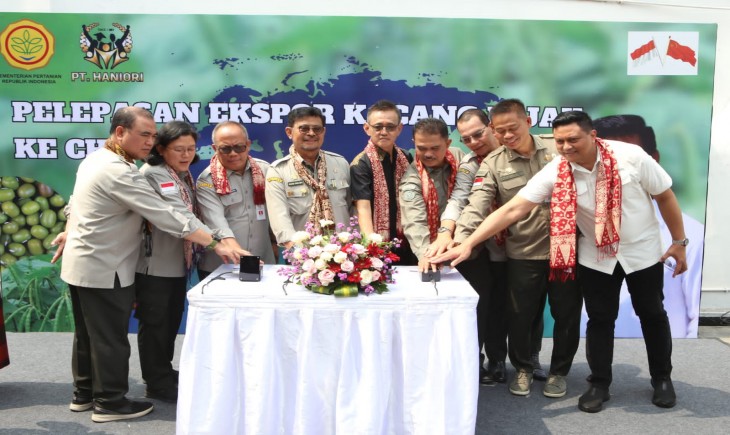 Mentan SYL secara simbolis melepas sepuluh kontainer kacang hijau bermuatan 1000 ton untuk diekspor ke negeri Cina, Senin (28/8/2023). (Dok. Kementan)