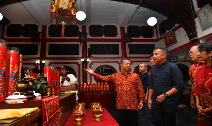 Penjabat Gubernur Jabar, Bey Machmudin, bersama jajaran Forum Koordinasi Pimpinan Daerah (Forkopimda), meninjau sejumlah vihara di Kota Bandung, Selasa (28/1/2025). (Foto :Yogi Prayoga)