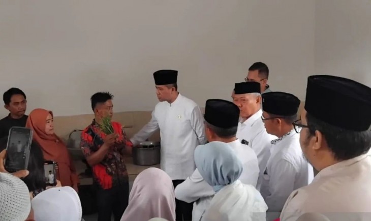 Menteri Transmigrasi (Mentrans) Iftitah Sulaiman Suryanagara saat mengunjungi salah satu usaha lokal unggulan yang menghasilkan produk khas Kabupaten Sigi yakni bawang garing di daerah itu. (Foto : Antara/Moh Salam)