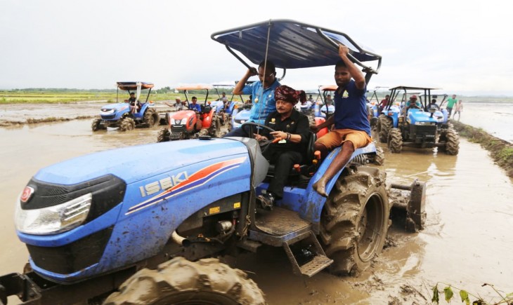 Foto : Menteri Pertanian Syahrul Yasin Limpo melakukan kunjungan di Desa Makatakeri Kecamatan Katikutana Kabupaten Sumba Tengah.