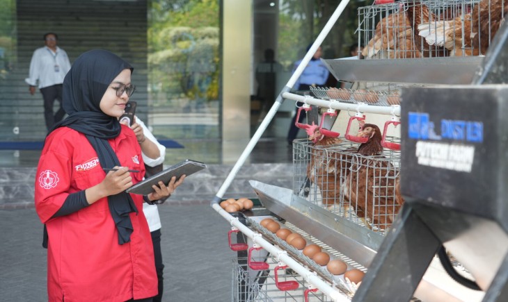 Salah satu anggota peneliti Khoerunnisa Utami saat demo menjalankan sistem melalui aplikasi Futechi Farm melalui gawai pintar. (Foto : ITS)