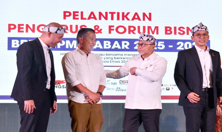 Foto: Pj Gubernur Jawa Barat Bey Machmudin mendampingi Menteri Koordinator Bidang Pangan, Zulkifli Hasan menghadiri Pelantikan Pengurus dan Forum Bisnis BPD HIPMI Jabar.