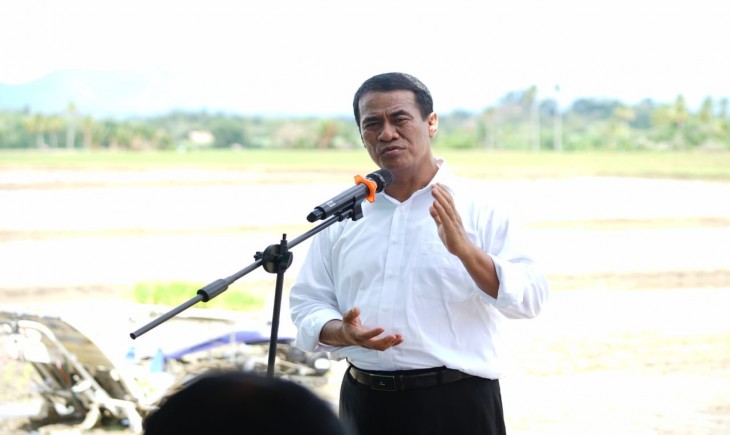 Mentan Amran saat mengikuti Gerakan Percepatan Tanam di Kelompok Tani Sipatuo Sipatokkong, Desa Mappasengka, Kecamatan Ponre Kabupaten Bone. (Foto: Dok. Kementan)