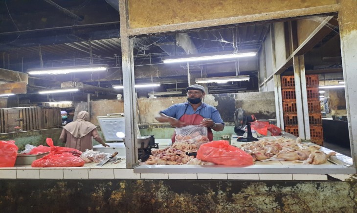 Ditjen PKH melakukan peninjauan langsung ke beberapa pasar untuk memantau ketersediaan telur dan daging ayam selama bulan Ramadhan. (Foto: Dok. Kementan)
