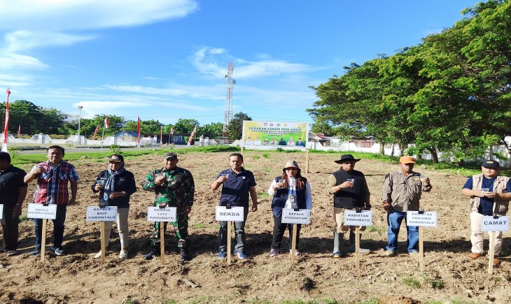 Foto : Pusat Pendidikan Pertanian (Pusdiktan) bersama dengan Pemerintah Kabupaten Pohuwato, Provinsi Gorontalo menggelar kegiatan Tanam Padi Gogo.